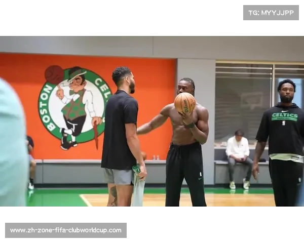 杰伦布朗独自带队新赛季展现训练状态与球迷分享精彩瞬间